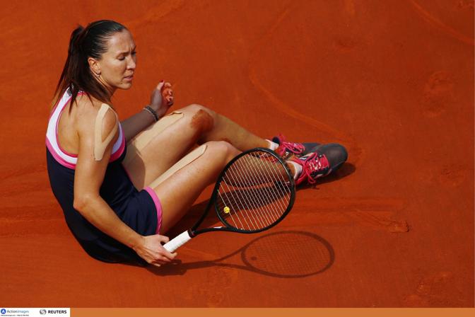 Anche Jelena Jankovic a terra durante la sfida con Maria Sharapova. Action Images